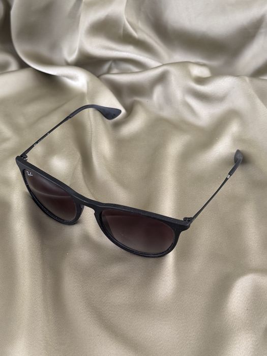 Слънчеви очила Ray-Ban Erika и калъф