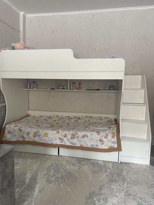 Двухярусная кровать вместе с матрасами