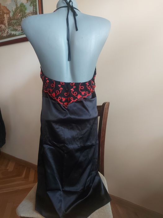 Секси сатенена рокля с гол гръб и ефектно деколте