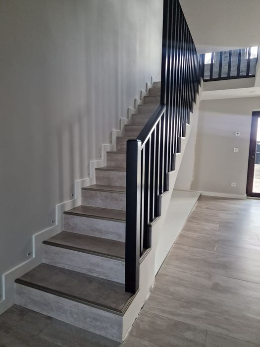 Scări/Balustrade Producător/LEMN MASIV