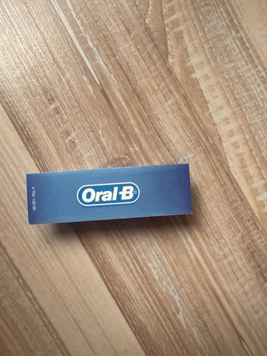 Електрическа четка за зъби Oral B (уред, приставки, зарядно)