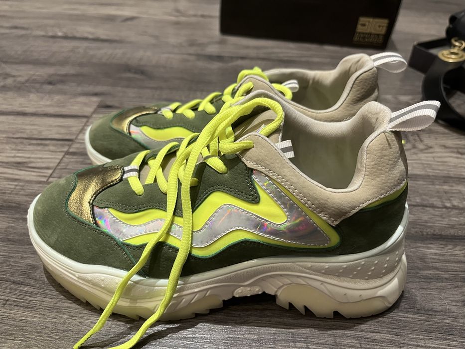 Зелени маратонки, Cropp