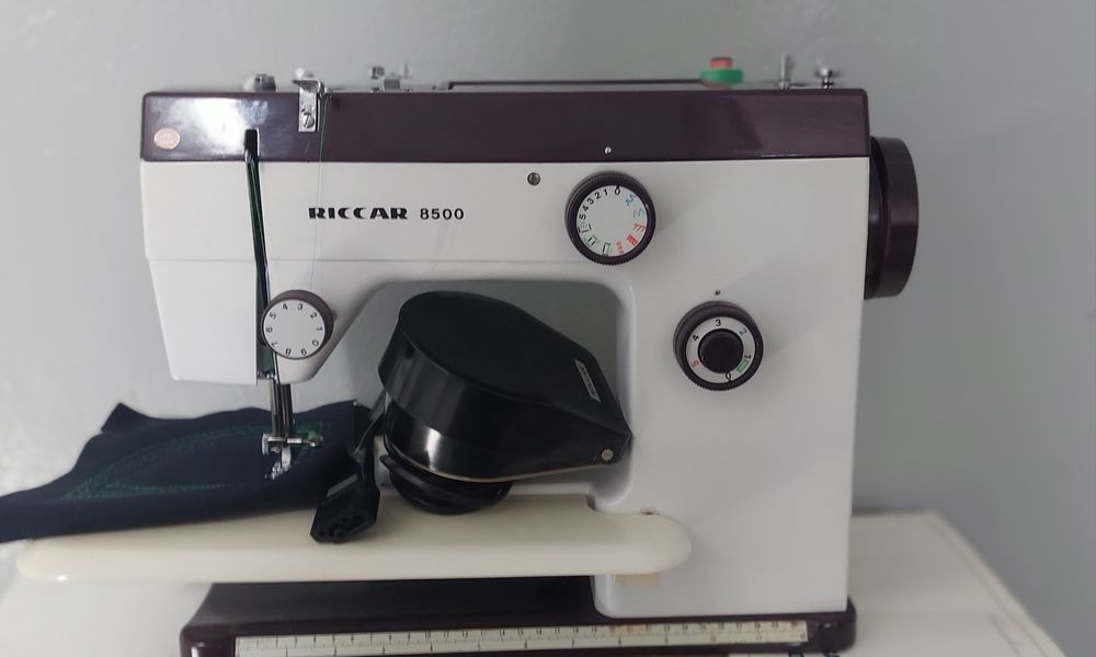 Masina. cusut  gritzne.  Ricaccar Graifar rotativ. Și singer 8280.