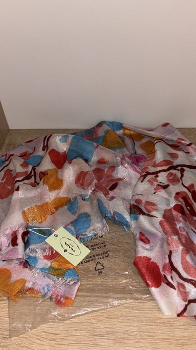 Accesoriu nou nou - eșarfă Prada