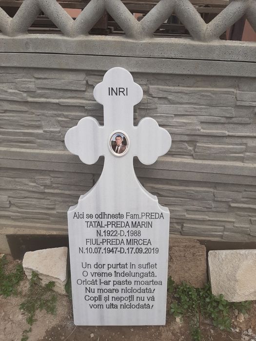 Felinare metalice si cruci din marmură la super preturi