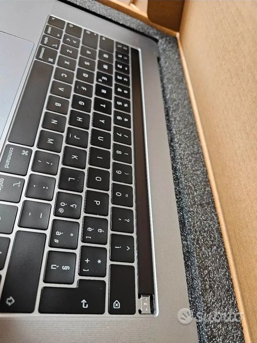 MacBook Pro 15" Touch Bar pentru piese de schimb