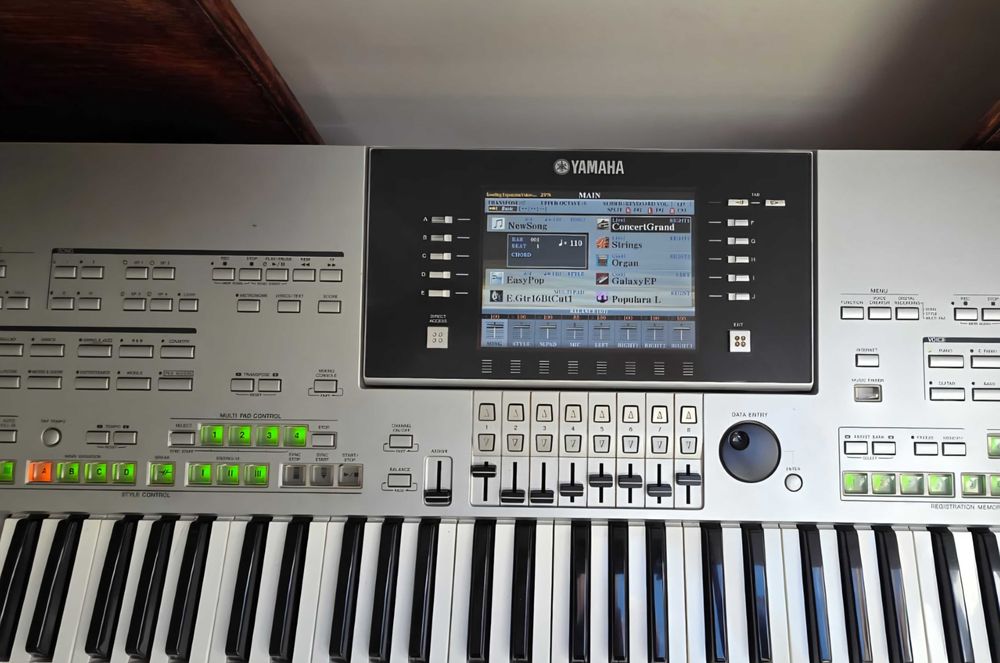 Vând  clapa Yamaha Tyros 3 –