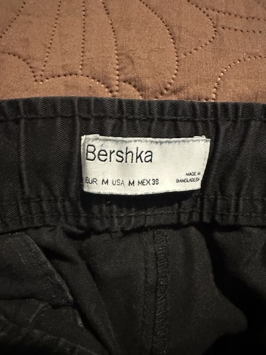 Черен карго панталон BERSHKA