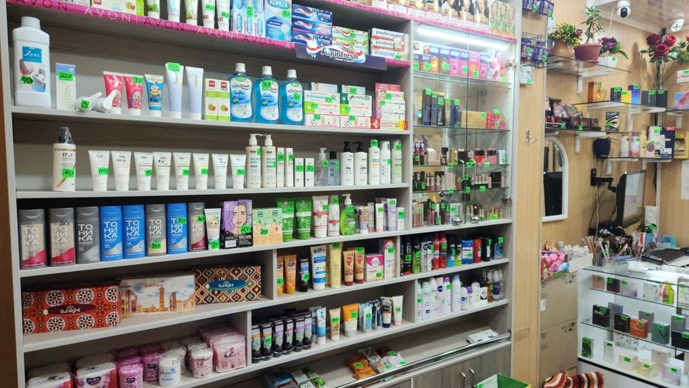 Продаются б/у шкафы, витрины-прилавки, полки для магазина.