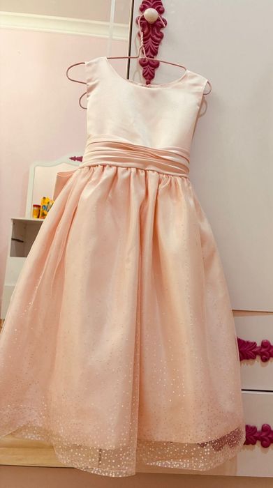 Продам нарядное платье для девочки