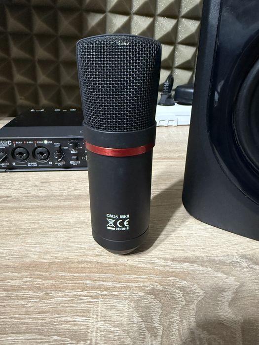 Студийный/кондесаторный микрофон  Focusrite