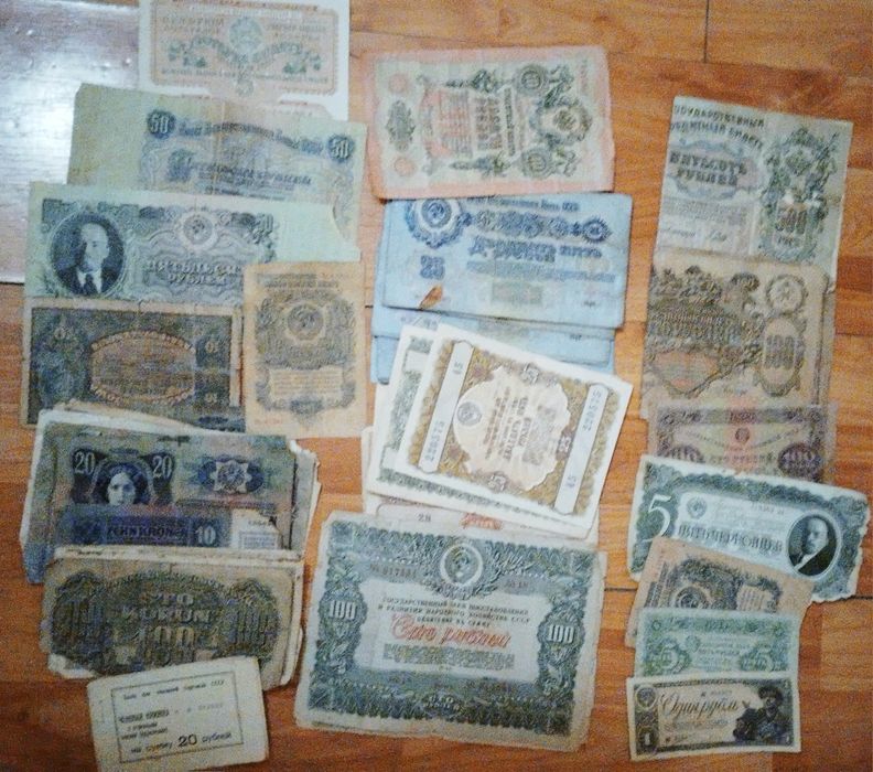 Бумажные банкноты. 2110 штук