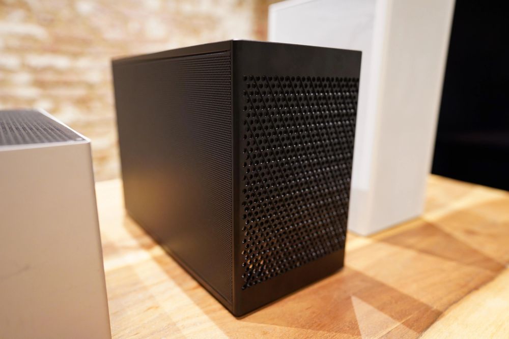 Carcasa NCased M2 Grater Black + Riser Vertical Gen 5 x16 Ncased