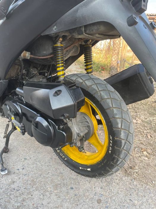 Skutor benzin sotiladi