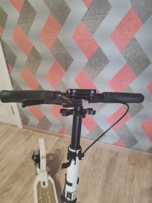 Самокат белый. Складной.