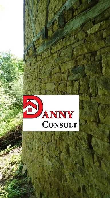 Стара къща с двор в с. Врабците