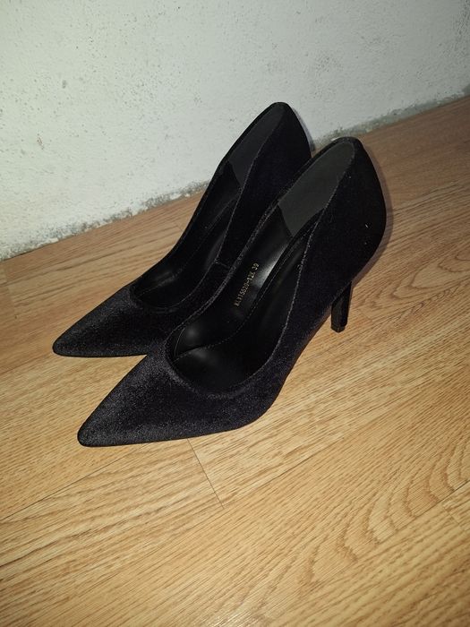 Нови обувки с ток