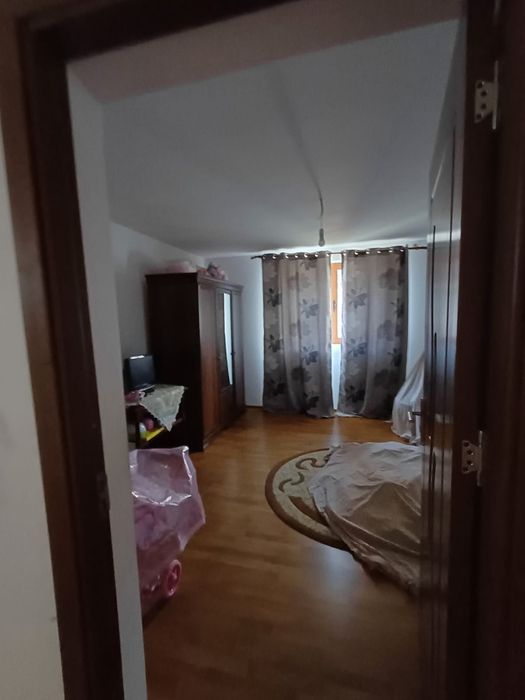 Proprietar vând casă Bolotesti-Gagesti(la piata) tel.00393202241732