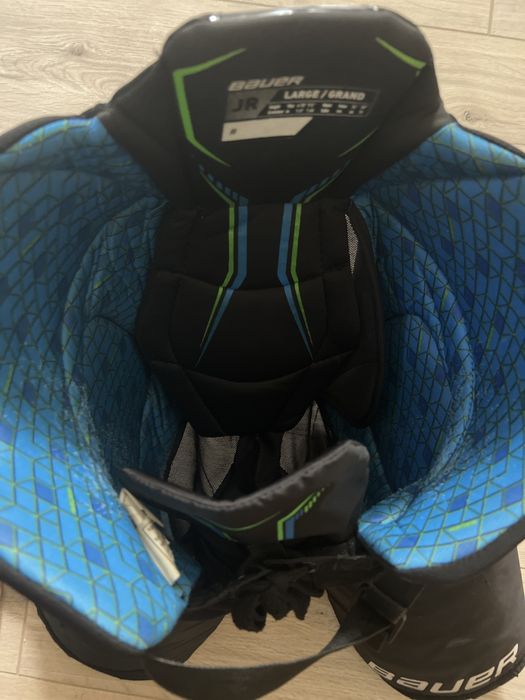 Продам хокейны инвентарь