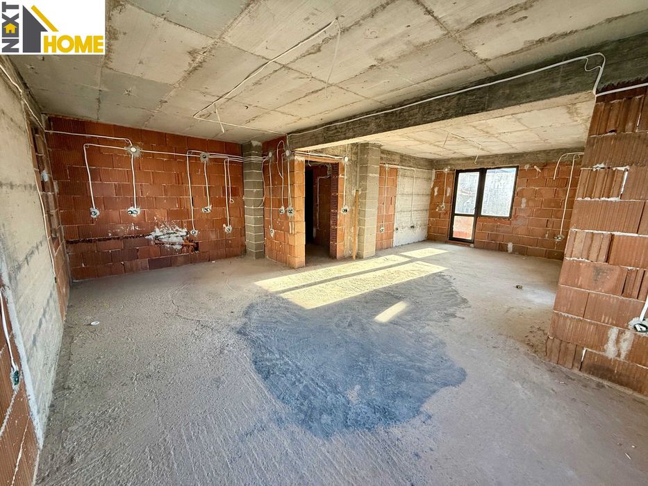 Самостоятелна триетажна къща с гаражи и дворно място