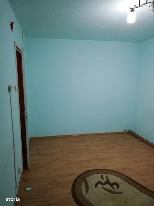 Vând garsoniera Mioveni-Maxi-Taxi, etaj 1,balcon pe camera