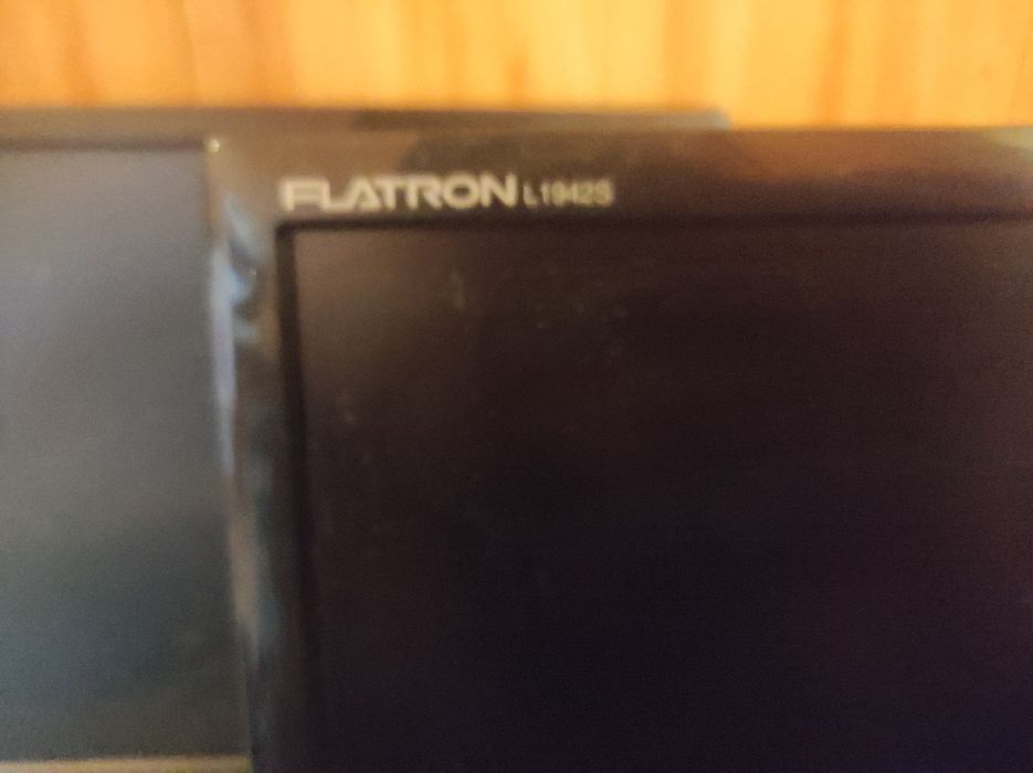 Продам 2 экрана бу одним лотом . Экраны робочие