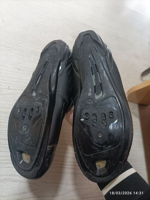 Velosport uchun oyoq kiyim sotiladi