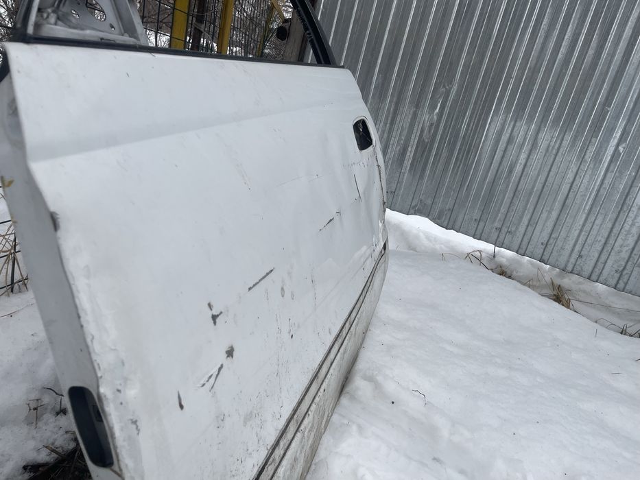 Продаётся дверь Тайота карина е