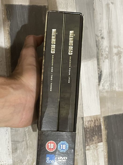 Живите мъртви сезон 1-5 на DVD