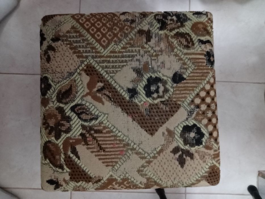 Продам маленькую табуреточку -пуфик.