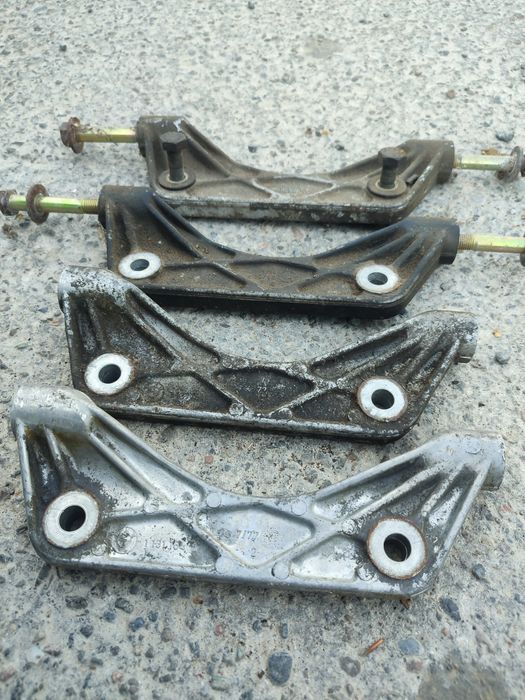 Траверс коробки на бмв Е34 механика