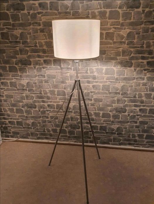 LED Подова лампа с текстилен абажур