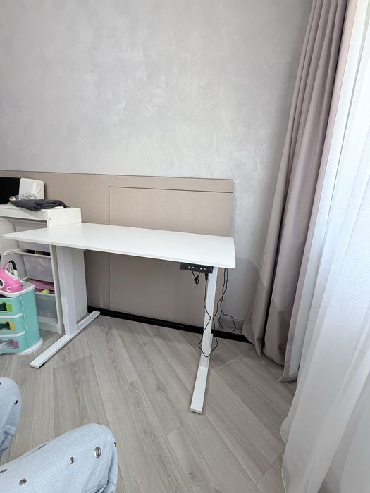 Birou reglabil electric + scaun tapitat de birou