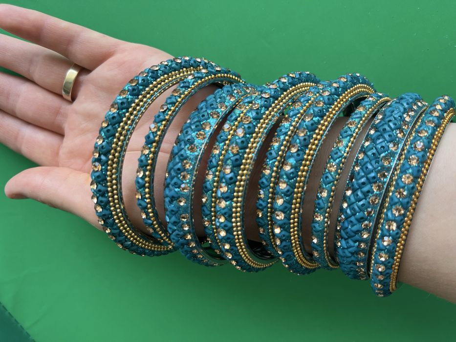 Vand 9 bratari ce formeaza set bijuterii