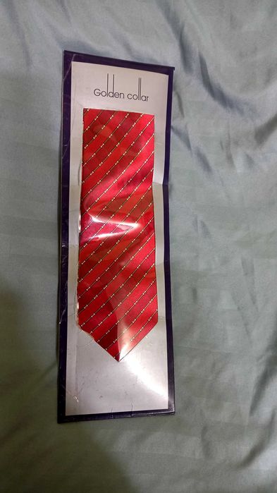 Cravata NOUA, rosie cu model ,adusa din UK