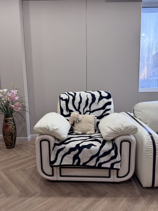 Диван угловой и кресло, кожа