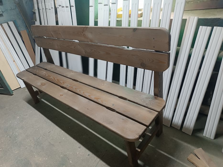 Деревянные столы с лавочками