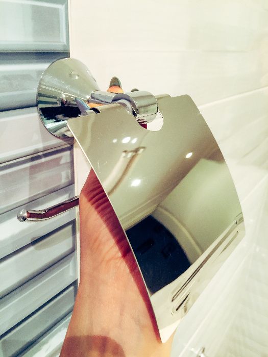 Държач със стъклени сапунерка или чаша или дозатор за течен сапун