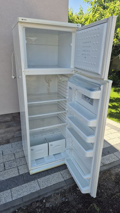 Хладилник с камера Indesit