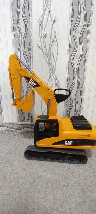 Игрушечный гусеничный экскаватор