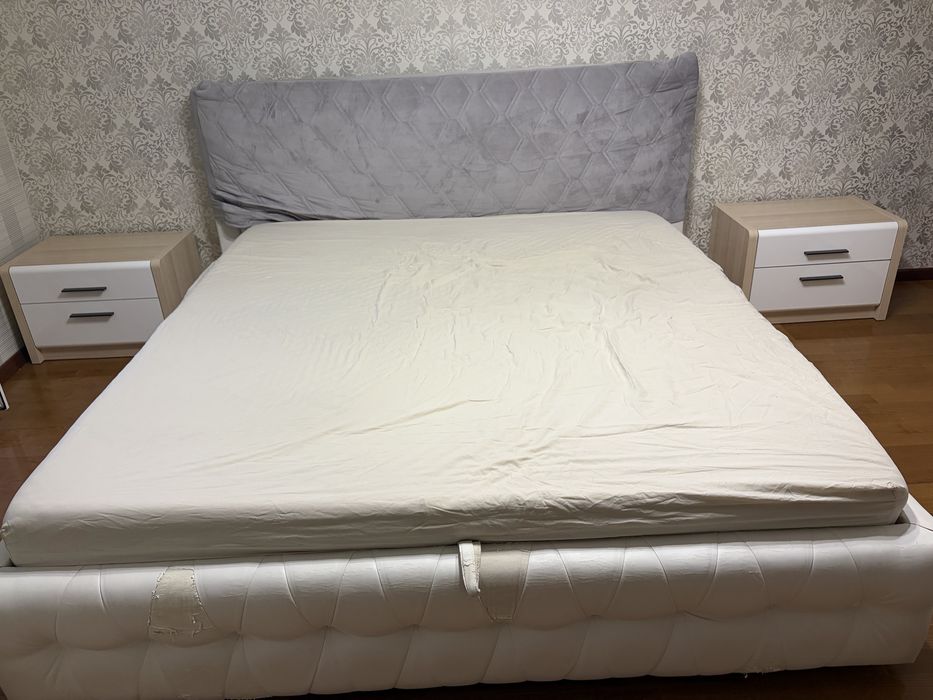 Кровать двухспальная с матрасом