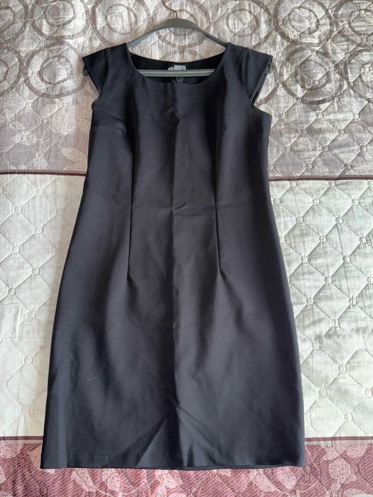 Изчистена дамска черна рокля