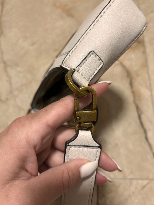 Дамска чанта GUESS