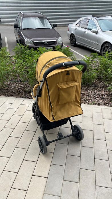 Продам коляску и в подарок куча игрушек
