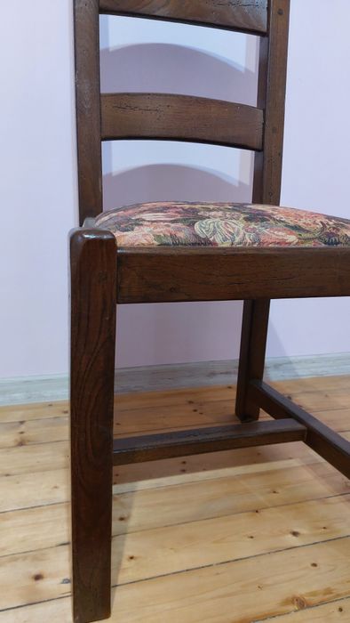 Винтидж трапезен стол от масивно дърво. Перфектно състояние.