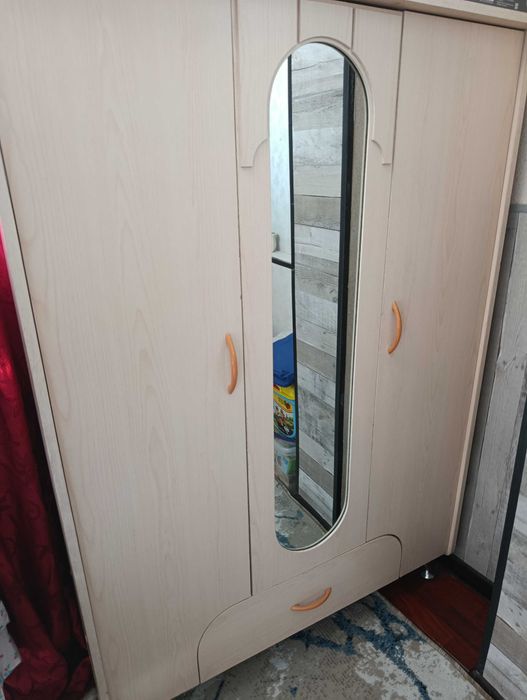 Продается шкаф детский не большой