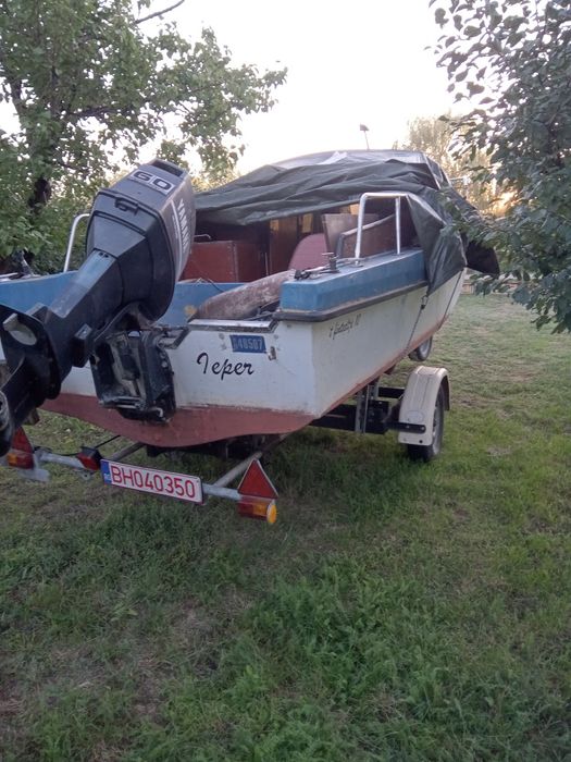 Barcă cu motor și peridoc