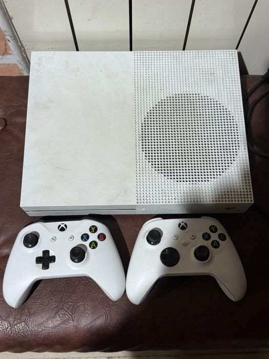 Vând Xbox One S merge perfect doar trebuie schimbat Cipul Grafic.