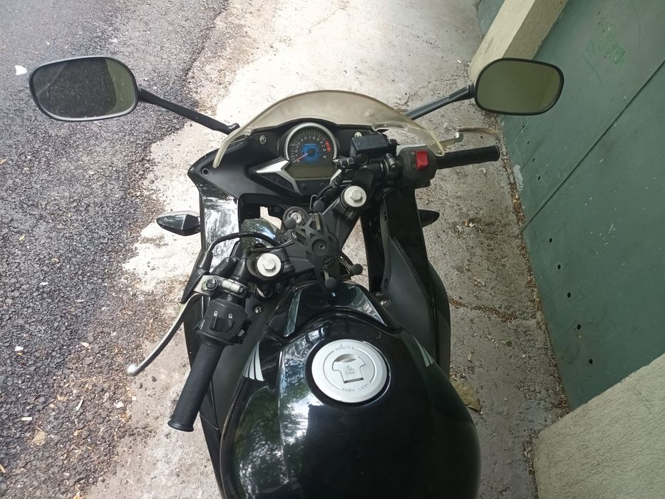 Vând Honda CBR250R