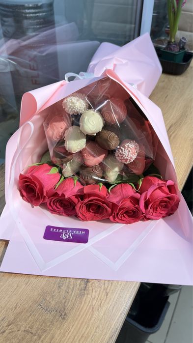 Букет из клубникой в шоколаде с розами